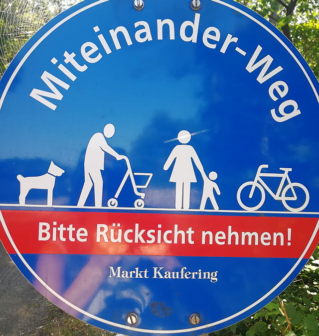 „Gemeinsam mit Rücksicht – MiteinanderKultur leben“ vom 28. – 31. Juli; 12-14 Uhr Fußgängerzone bzw. Carolinum